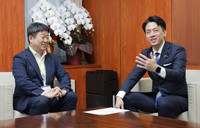 Japanese agriculture minister Shinjiro Koizumi (right) meets with Iris Ohyama Inc. President Akihiro Oyama in Tokyo on Tuesday.