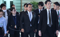 Economic revitalization minister Ryosei Akazawa enters the prime minister's office before leaving for the United States on Thursday.