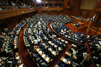 The House of Representatives approved a pension reform bill by a majority vote in a plenary meeting Friday.