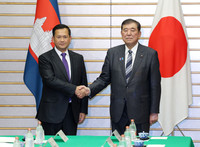 Japanese Prime Minister Shigeru Ishiba (right) and Cambodian Prime Minister Hun Manet shake hands before their meeting in Tokyo on Friday.
