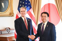 Japanese economic revitalization minister Ryosei Akazawa (right) and U.S. Treasury Secretary Scott Bessent shake hands ahead of bilateral tariff negotiations in Washington on Friday (Pool photo)