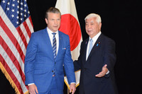 U.S. Defense Secretary Pete Hegseth (left) and Japanese Defense Minister Gen Nakatani hold a meeting in Singapore on Saturday.