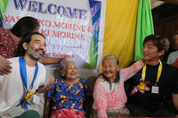 Yasuhiko Morine, Esperanza, Lydia, and Naoaki (from left) meet for the first time on Linapacan island in the Philippines on May 25.