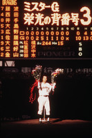Shigeo Nagashima of the Yomiuri Giants acknowledges the crowd at his retirement ceremony at Korakuen Stadium in Tokyo in October 1974.