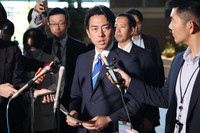 Agriculture Minister Shinjiro Koizumi (center) speaks to reporters at the prime minister's office in Tokyo after the first ministerial meeting on stable rice supply Thursday.