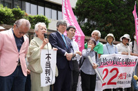 TEPCO shareholders complain of a Tokyo court ruling in favor of former executives on Friday.