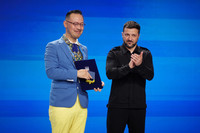 Kobe Gakuin University professor Yoshihiko Okabe (left) receives the Golden Heart award from Ukrainian President Volodymyr Zelenskyy (right) in Kyiv on Friday. (From the website of the Ukrainian presidential office)