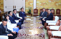 Prime Minister Shigeru Ishiba (second from right), CDP leader Yoshihiko Noda (fifth from left) attend a party leaders' meeting on Thursday.