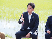 Japanese agriculture minister Shinjiro Koizumi exchanges opinions with agricultural industry officials in the city of Minamisoma, Fukushima Prefecture, on Sunday.