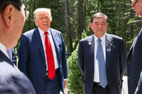 Japanese Prime Minister Shigeru Ishiba (right) chats with U.S. President Donald Trump (left) in Kananaskis, Canada, on Monday (Courtesy of the Cabinet Public Affairs Office)