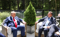 Japanese Prime Minister Shigeru Ishiba (right) speaks with U.S. President Donald Trump (left) in Kananaskis, Canada, on Monday (Courtesy of the Cabinet Public Affairs Office)