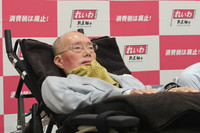 Reiwa Shinsengumi deputy leader Yasuhiko Funago announces his retirement from politics at a press conference on Tuesday.