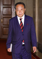 Constitutional Democratic Party of Japan leader Yoshihiko Noda heads for a meeting of ruling and opposition party leaders Thursday.