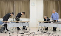 Tetsuro Kamata (2nd left), deputy superintendent-general of Tokyo's Metropolitan Police Department, and Hirohide Mori (1st left), head of the Tokyo District Public Prosecutors Office's public security division, bow Friday to Ohkawara Kakohki President Masaaki Okawara (1st right) to apologize over their illegal investigations into the company.