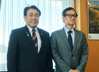 Japanese Economic Revitalization Minister Ryosei Akazawa (left) meets Nippon Steel Chairman Eiji Hashimoto in Tokyo on Monday.