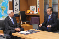 Defense Minister Gen Nakatani (left) meets with Takashi Endo, secretary-general of a suprapartisan group for the success of the Osaka Expo, on Tuesday.
