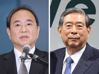 Kenji Shimizu, president of Fuji Media Holdings (left), and Yoshitaka Kitao, chairman and president of SBI Holdings
