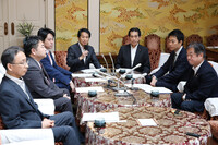 Hiroshi Ogushi, acting leader of the main opposition Constitutional Democratic Party of Japan (fourth from left), Ichiro Aisawa, chairman of the ruling Liberal Democratic Party's Research Commission on the Election System (third from right), and others hold a joint press conference in Tokyo on Friday.