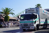 A truck carrying giant pandas departs Adventure World as a large crowd looks on in the town of Shirahama, Wakayama Pref., on Saturday morning.
