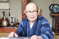Shuzo Yamada, who was detained by the former Soviet Union after the end of World War II and forced into labor in Mongolia and other places, shares his experiences in Nanto, Toyama Prefecture, on May 15.