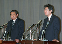 Then Prime Minister Morihiro Hosokawa (right) and then LDP President Yohei Kono attend a joint press conference after the passage of political reform legislation in January 1994.