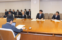 TEPCO President Tomoaki Kobayakawa (second from right) and others meet with Aomori Governor Soichiro Miyashita (front) to discuss a medium- to long-term program for an interim nuclear fuel storage facility, at the Aomori prefectural government office on Monday.