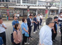 In Otsu, the capital of Shiga Prefecture, western Japan, on Thursday, voters listen to a speech by the Democratic Party for the People's candidate in the Shiga prefectural constituency for the July 20 House of Councillors election.