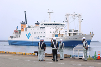 A village-operated ferry carrying evacuees from Akusekijima arrives at Kagoshima Port on Friday.