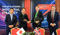 Sumitomo managing executive officer Hajime Mori (center left) and British minister for investment Poppy Gustafsson (center right) shake hands at the signing ceremony in Tokyo on Wednesday. (Courtesy of the British Embassy in Japan)