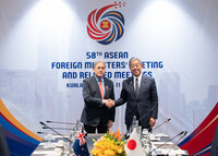 Japanese Foreign Minister Takeshi Iwaya (right) and New Zealand Foreign Minister Winston Peters shake hands in Kuala Lumpur on Thursday. (Courtesy of the Japanese Foreign Ministry).