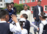 Emperor Naruhito visits Shine Mongol School in Ulaanbaatar on Thursday.