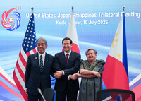 Japanese Foreign Minister Takeshi Iwaya (left), U.S. Secretary of State Marco Rubio (center) and Philippine Foreign Affairs Secretary Theresa Lazaro (right) shake hands at their meeting in Kuala Lumpur on Thursday. (Courtesy of Japan's Foreign Ministry)