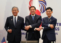 (From left) Japanese Foreign Minister Takeshi Iwaya, U.S. Secretary of State Marco Rubio and South Korean First Vice Foreign Minister Park Yoon-joo pose for a photo at a meeting in Kuala Lumpur on Friday.  (Courtesy of Japan's Foreign Ministry)