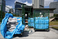 Soil removed during decontamination work after the 2011 accident at TEPCO's Fukushima No. 1 nuclear power plant is delivered to the prime minister's office in Tokyo on Saturday.