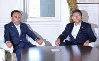 Tetsushi Sakamoto, parliamentary affairs chief of Japan's ruling Liberal Democratic Party (left), and Hirofumi Ryu, his counterpart of the opposition Constitutional Democratic Party of Japan, meet in Tokyo on Friday.