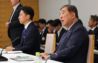 Japanese Prime Minister Shigeru Ishiba (right) speaks at a meeting of relevant ministers on the stable supply of rice on Tuesday.