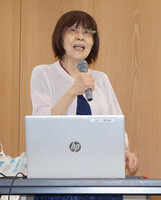 Teruko Yahata speaks to elementary school students in Hiroshima on July 1 about her experiences during the atomic bombing of the city.
