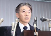MPD Superintendent-General Yuji Sakoda holds a press conference regarding the false accusation case involving machinery maker Ohkawara Kakohki in Tokyo on Thursday.