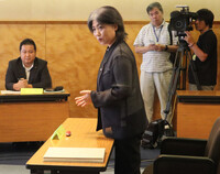 Maki Takubo (center), mayor of Ito, Shizuoka Prefecture, on Wednesday testifies at a hearing of a special investigation committee set up by the city assembly over her alleged falsification of her academic record.