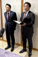 Japanese economic revitalization minister Ryosei Akazawa (right) and Fukuoka Governor Seitaro Hattori speak to reporters at the prefectural office on Thursday.