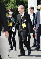 Shoji Nagaya, the oldest bereaved family member participating in a state-sponsored memorial ceremony for those who died in World War II, heads to the venue in Tokyo on Friday.