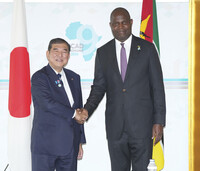 Prime Minister Shigeru Ishiba shakes hands with Mozambican President Daniel Chapo on Friday in Yokohama. (Pool photo)