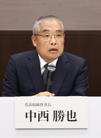 Mitsubishi Corp. President Katsuya Nakanishi holds a press conference in Tokyo on Wednesday to announce the major Japanese trading house's decision to withdraw from offshore wind power projects in three areas off Akita and Chiba prefectures.